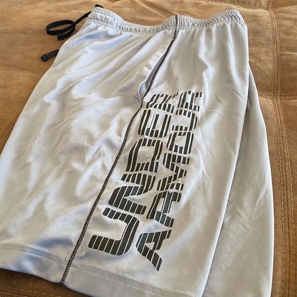 Under Armour Men’s Size L - Picture 3 of 4